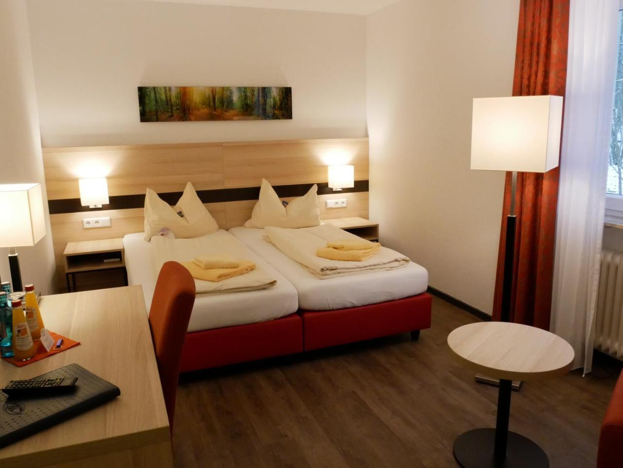 Taunustagungshotel Фридрихсдорф Экстерьер фото